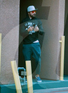 PEOPLE - Zac Efron mit viel Haar im Gesicht in Beverly Hills unterwegs