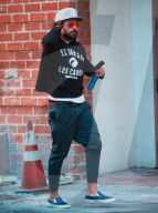 PEOPLE - Zac Efron mit viel Haar im Gesicht in Beverly Hills unterwegs