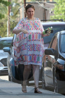 EXKLUSIV - Lena Dunham im Wallhalla-Kleid in Los Angeles unterwegs
