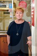 FEATURE - Schicksalsschlag - Nach dem drohenden Krebstod ihres Manns wird Sue Key die gemeinsame Postfiliale nicht weiterbetreiben dürfen