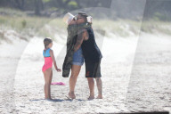 PEOPLE - Pink und Carey Hart turteln an der Bondi Beach