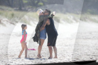 PEOPLE - Pink und Carey Hart turteln an der Bondi Beach