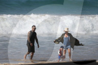 PEOPLE - Pink und Carey Hart turteln an der Bondi Beach