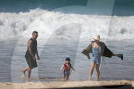PEOPLE - Pink und Carey Hart turteln an der Bondi Beach