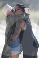 PEOPLE - Pink und Carey Hart turteln an der Bondi Beach