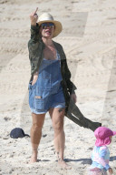 PEOPLE - Pink und Carey Hart turteln an der Bondi Beach
