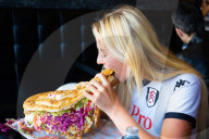 FEATURE - Döner Challange: Bloggerin Kate Ovens verschlingt 3kg Kebab