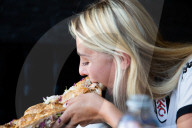 FEATURE - Döner Challange: Bloggerin Kate Ovens verschlingt 3kg Kebab