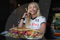 FEATURE - Döner Challange: Bloggerin Kate Ovens verschlingt 3kg Kebab
