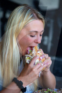 FEATURE - Döner Challange: Bloggerin Kate Ovens verschlingt 3kg Kebab