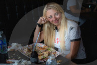 FEATURE - Döner Challange: Bloggerin Kate Ovens verschlingt 3kg Kebab