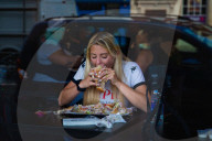 FEATURE - Döner Challange: Bloggerin Kate Ovens verschlingt 3kg Kebab