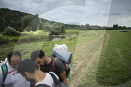NEWS - Flüchtlinge versuchen kroatische Grenze zu erreichen