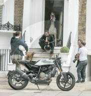 EXKLUSIV - Rock ’n’ Roll bei Orlando Bloom auf dem Set