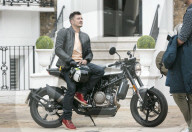 EXKLUSIV - Rock ’n’ Roll bei Orlando Bloom auf dem Set