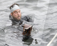 FEATURE - Weltrekord nach 74 Tagen im Wasser: Ross Edgley vollendet seinen Versuch vor dem schottischen Festland