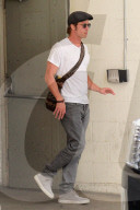 EXKLUSIV - Brad Pitt verlässt das Anwaltsbüro in LA