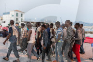 NEWS - Spanien: Gerettete Flüchtlinge in Motril 