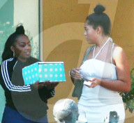 PEOPLE - Jordyn Woods kauft einen Kuchen in Calabasas