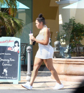 PEOPLE - Jordyn Woods kauft einen Kuchen in Calabasas