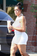 PEOPLE - Jordyn Woods kauft einen Kuchen in Calabasas