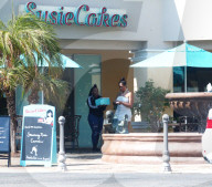 PEOPLE - Jordyn Woods kauft einen Kuchen in Calabasas