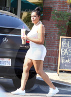PEOPLE - Jordyn Woods kauft einen Kuchen in Calabasas