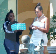 PEOPLE - Jordyn Woods kauft einen Kuchen in Calabasas