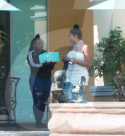 PEOPLE - Jordyn Woods kauft einen Kuchen in Calabasas