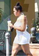 PEOPLE - Jordyn Woods kauft einen Kuchen in Calabasas