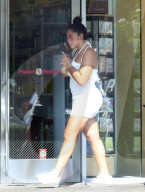 PEOPLE - Jordyn Woods kauft einen Kuchen in Calabasas