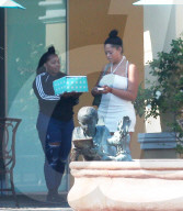 PEOPLE - Jordyn Woods kauft einen Kuchen in Calabasas