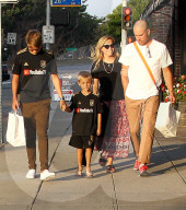 PEOPLE - Reese Witherspoon und Jim Toth mit den Kindern in Brentwood unterwegs