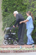 EXKLUSIV - Kirk Douglas sitzt im Rollstuhl und geniesst die Sonne