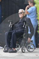 EXKLUSIV - Kirk Douglas sitzt im Rollstuhl und geniesst die Sonne