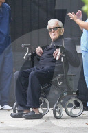 EXKLUSIV - Kirk Douglas sitzt im Rollstuhl und geniesst die Sonne