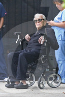 EXKLUSIV - Kirk Douglas sitzt im Rollstuhl und geniesst die Sonne