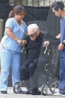 EXKLUSIV - Kirk Douglas sitzt im Rollstuhl und geniesst die Sonne