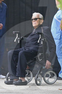 EXKLUSIV - Kirk Douglas sitzt im Rollstuhl und geniesst die Sonne