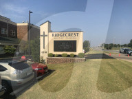 EXKLUSIV - Brad Pitt's Eltern gehen in die Ridgecrest Baptist Church