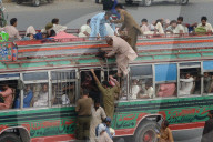 NEWS - Pakistan: Überfüllte Busse zu Beginn des Islamischen Opferfests