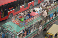 NEWS - Pakistan: Überfüllte Busse zu Beginn des Islamischen Opferfests