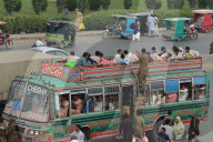 NEWS - Pakistan: Überfüllte Busse zu Beginn des Islamischen Opferfests