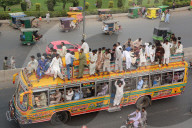 NEWS - Pakistan: Überfüllte Busse zu Beginn des Islamischen Opferfests
