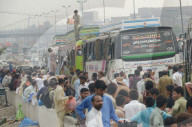 NEWS - Pakistan: Überfüllte Busse zu Beginn des Islamischen Opferfests