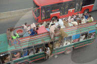 NEWS - Pakistan: Überfüllte Busse zu Beginn des Islamischen Opferfests