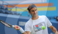 PEOPLE - US Open: Roger Federer trainiert in Flushing Meadows im Keith Haring T-Shirt