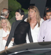 PEOPLE - Busenblitzer: Kendall Jenner geht mit Caitlyn zum Dinner in Malibu