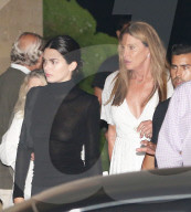 PEOPLE - Busenblitzer: Kendall Jenner geht mit Caitlyn zum Dinner in Malibu