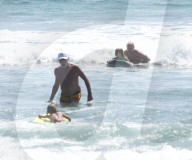EXKLUSIV - Eric Johnson surft mit seinen Kindern bei Malibu